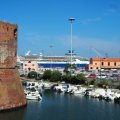 Kreuzfahrtschiff im Hafen von Livorno