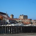 Auf der Ponte Lungo della Venezia, hinten: die Fastung Fortezza Vecchia