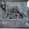 Säugende Wölfin Roms mit Romulus und Remus auf dem Monumento a Giuseppe Mazzini
