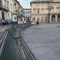 Bänke auf der Piazza Giambattista Bodoni