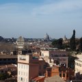 Blick vom Palatin (Domus Tiberiana) auf Rom mit der Kuppel der Basilica San Pietro