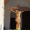 Jesuskreuz im Hof zur Cattedrale dei Santi Filippo e Giacomo