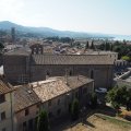 Blick auf Bolsena und den Lago di Bolsena, Mitte: Teatro Comunale San Francesco