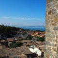 Blick von der Via San Salvatore im historischen Teil von Bolsena auf Bolsena und den Lago di Bolsena