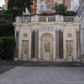 Giardini Monumentali/Palazzo Colonna: Ledicola mit den Statuen v.l.n.r. Fabrazio Colonna, Marcantonio Colonna und Prospero Colonna
