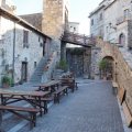 Piazza della Rocca mit Brücke zum Rocca Monaldeschi della Cervara