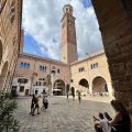 Cortile del Mercato Vecchio mit dem Torre dei Lamberti und der Scala della Ragione