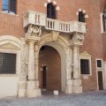 Porta dei Bombardieri im Cortile del Tribunale