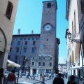Torre Comunale an der Piazza Broletto