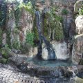 Kleiner Wasserfall an der Kreuzung Viale delle due Piramidi/Viale Antonino e Faustina in der Villa Borghese