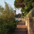 Passeggiata delle Muse an der Ostküste Sirmiones mit Castello Scaligero di Sirmione