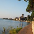 Passeggiata delle Muse an der Ostküste Sirmiones mit Castello Scaligero di Sirmione