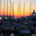 Sonnenuntergang über dem Jachthafen.