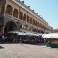 Palazzo della Ragione und die Piazza della Frutta