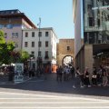 Piazza Garibaldi und hinten die Porta Altinate