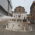 Piazza del Plebiscito, unten die Fonte dei Decapitati o Fontanone und oben an der Treppe die Chiesa di San Domenico