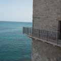 Gehweg am Turm des Castello Svevo di Trani