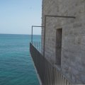 Gehweg am Turm des Castello Svevo di Trani