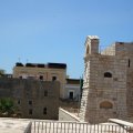 Uhrenturm des Castello Svevo di Trani von der anderen Seite