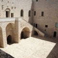 Zentraler Innenhof mit Freitreppe des Castello Svevo di Trani