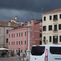 Dunkle Wolken über der Piazzetta Vigo