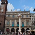 Palazzo Maffei und die Colonna di San Marco auf der Piazza Erbe