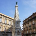 Obelisco di San Domenico auf der Piazza San Domenico Maggiore