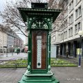 2023 nach Rom: Thermometer und Uhr am Claraplatz