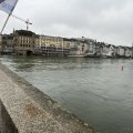 2023 nach Rom: Blick von der mittleren Brücke auf den Rhein und die Altstadt Basels (Großbasel)