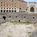 Anfiteatro Romano (Römische Amphitheater) und dahinter der Palazzo del Seggio (Il Sedile)