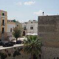 Blick vom Castello Svevo di Trani auf unsere Unterkunft (Muragie del Castello)