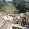 Blick aus der Sassi mit der Chiesa di San Pietro Caveoso, der Schlucht und der Höhlensiedlung (Via San Giacomo)