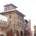 Palazzo an der Ecke Strada Maggiore und Piazza della Mercanzia mir den typischen Arkaden (portici) Bolognas