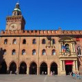 Palazzo Comunale und der Palazzo dAccursio (mit Turm) an der Piazza Maggiore