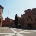 Basilica Santuario Santo Stefano, ein komplex aus 7 Kirchen.
Links: Chiesa dei SS. Vitale e Agricola
Mitte: Chiesa del Santo Sepolcro
Rechts: Chiesa del Crocifisso