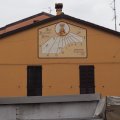Sonnenuhr an der Piazza G. Acquaderni