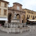 Fontana della Pigna vor der Antica Peschiera auf der Piazza Cavour