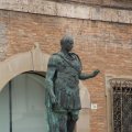 Statue des Gaius Julius Caesar auf der Piazza Tre Martiri