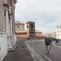Vor der Chiesa Parrocchiale di S.Maria Maggiore mit Blick auf den Turm der Basilica di San Silvestri, Trieste