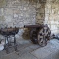 Kanone und Kugeln im Eingangsbereich des Castello di San Giusto, Trieste