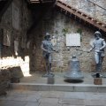 Michez e Jachez plus Glocke aus dem Rathaus von Trieste, im Eingangsbereich des Castello di San Giusto, Trieste