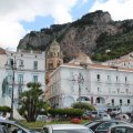Auf der Piazza Flavio Gioia mit Blick zum Duomo di Amalfi