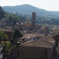 Blick auf Bolsena und den Lago di Bolsena, hinten: Basilica di Santa Cristina