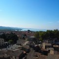 Blick von der Via San Salvatore im historischen Teil von Bolsena auf Bolsena und den Lago di Bolsena