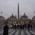 Piazza del Popolo: Links Basilica Santa Maria di Montesanto, Rechts Santa Maria dei Miracoli und hinter dem Obelisken befindet sich die Via Corso
