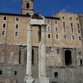 Forum Romanum: Tabularium (unterhalb des Senatspalastes) davor die restlichen Säulen des Tempels des Vespasian und des Titus