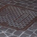 Typischer Gullideckel Roms auf der Piazza del Popolo