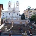 Spanische Treppe, oder Scalinata di Trinità dei Monti. Oben vor der Kirche Santa Trinità dei Monti, auch Santissima Trinità al Monte Pincio der Obelisco Sallustiano
