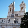 Oben vor der Kirche Santa Trinità dei Monti, auch Santissima Trinità al Monte Pincio der Obelisco Sallustiano