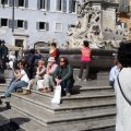Pause auf den Stufen von der Fontana del Pantheon auf der Piazza della Rotonda